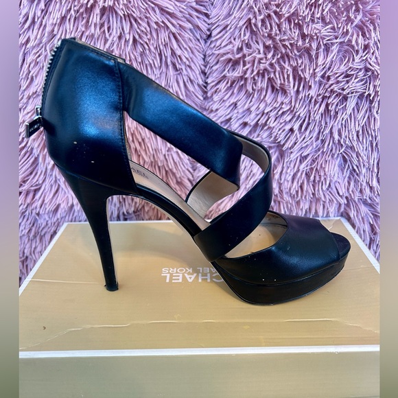 Michael Kors: Black Cross Strap Sandal. Women’s size 7M - Picture 3 of 10